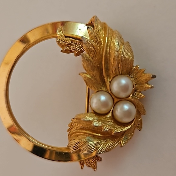 SARAH COV Faux Pearl & Goldtone Brooch - Picture 2 of 5